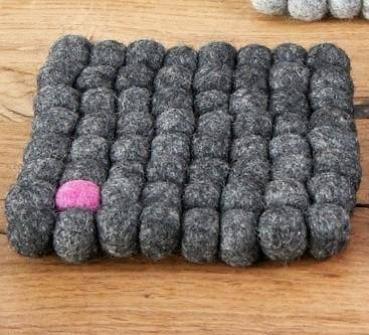 Preview: Filzuntersetzer Punto grau mit Punkt klein 15x15cm von Feelz