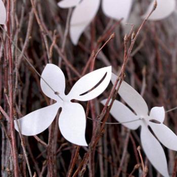 Preview: White Blossom Fenster Raumdeko Girlande 86 cm kurz Räder Design