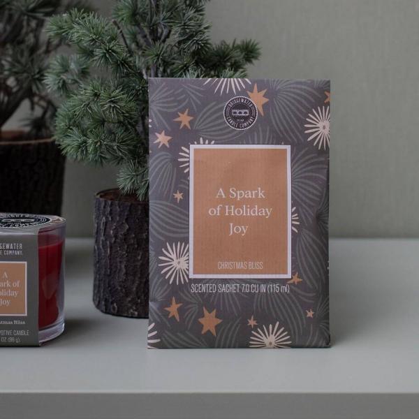 A Spark of HOliday Joy Duftsachet Large von Bridgewater – langanhaltender Raumduft für Zuhause & unterwegs